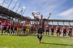 3. Liga; FC Ingolstadt 04 - VfB Lübeck; Verabschiedung Tobias Schröck (21, FCI) weint mit Sohn im Arm, Team, bedankt sich bei den Fans, Sieg Jubel Freude Party letztes Spiel