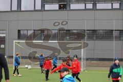 3.Liga - Saison 2022/2023 - FC Ingolstadt 04 -  - Cheftrainer Michael Köllner (FCI) schaut den Kindern der AUDI Schanzer Fußballschule zu - Funktionsgebäude - Foto: Meyer Jürgen