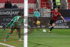 3. Liga; FC Ingolstadt 04 - Erzgebirge Aue; Torchance Tobias Bech (11, FCI) Torwart Männel Martin (1 Aue)