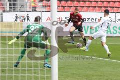 3. Liga - Fußball - FC Ingolstadt 04 - SV Meppen - Filip Bilbija (35, FCI) Amin Hassan (7  Meppen) Torwart Domaschke Erik (32 Meppen)
