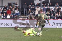 3. Liga; SC Verl - FC Ingolstadt 04; Torchance verpasst Sebastian Grönning (11, FCI) Torwart Schulze Philipp (1 Verl)