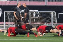 2.BL; FC Ingolstadt 04 - Neuer Cheftrainer Andre Schubert mit Co-Trainer Asif Saric im ersten Training, Cheftrainer André Schubert (FCI) und Athletik-Trainer Luca Schuster (FCI) beobachten die Spieler