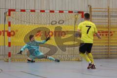 Lotto Bayern Hallencup - Lindenkreuzhalle Saison 2024/25 - FC Hitzhofen - FC Türk Sport Garching  - Martin Maier TW Türk Garching - Tobias Dietze gelb Hitzhofen - Foto: Meyer Jürgen