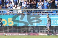 2.BL; SV Darmstadt 98 - FC Ingolstadt 04 - Niederlage 6:1, Torwart Fabijan Buntic (24, FCI) holt den Ball, ist ratlos