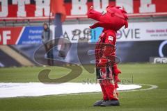 3. Liga; FC Ingolstadt 04 - VfL Osnabrück; Maskottchen Schanzi mit Ball