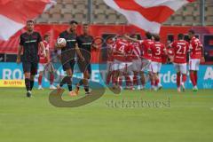 3. Liga - Saison 2025/26 - Energie Cottbus - FC Ingolstadt 04  - Der 0:1 Führungstreffer per Elfmeter durch Tolcay Cigerci (Nr.10 - FC Energie Cottbus) - Torwart Markus Ponath (Nr.1 - FC Ingolstadt 04) - jubel  - enttäuschte Gesichter - Lukas Fröde (Nr.34