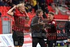 3. Liga; FC Ingolstadt 04 - Hallescher FC; Tor Jubel Treffer Tobias Bech (11, FCI), zeigt seine Nummer dem Publikum, Co-Trainer Thomas Karg (FCI) Denis Linsmayer (23, FCI)