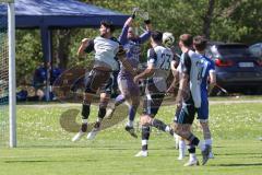 Kreisliga - Saison 2024/25- SV Menning - TSV Ober/Unterhaunstadt-  - Ali Cakmakci Torwart grau Ober/Haunstadt kann einen Ball abwehren von Maximilian Lex blau Menning - XXXXX - Foto: Meyer Jürgen