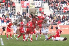3. Liga; Rot-Weiss Essen - FC Ingolstadt 04; Zweikampf Kampf um den Ball Eckball Mladen Cvjetinovic (19, FCI) Schultz Michael (4 RWE) Yannick Deichmann (20, FCI) Eitschberger Julian (2 RWE) Moustier Tom (28 RWE)