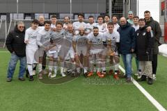AUDI - Schanzer Amateurcup - Finale -  2026  - SV Hundszell - SV Denkendorf - Siegerehrung - 1. Sieger SV Hundszell - Lukas Fröde (Nr.34 - FCI) ganz rechts - Jörg Schlagbauer vorn 2vore - Jubel - Foto: Meyer Jürgen