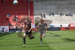 2.BL; FC Ingolstadt 04 - SC Paderborn 07; Christian Gebauer (22, FCI) kommt zu spät Justvan Julian (10 SCP)