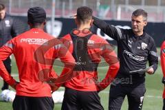 3.Liga - Saison 2022/2023 - FC Ingolstadt 04 -  - Cheftrainer Michael Köllner (FCI) beim ersten Training - Cheftrainer Michael Köllner (FCI) gibt Anweisungen - Foto: Meyer Jürgen