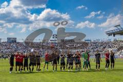 3. Liga; TSV 1860 München - FC Ingolstadt 04; Sieg Jubel Freude Spieler bedanken sich bei den Fans. Team sitzt vor den singenden Fans bis sie aufspringen und tanzen