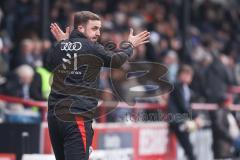 3. Liga; SC Verl - FC Ingolstadt 04; an der Seitenlinie, Spielerbank Co-Trainer Fabian Reichler (FCI) erklärt