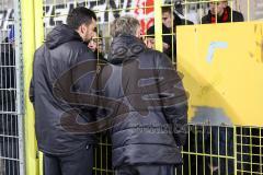 3. Liga; SV Waldhof Mannheim - FC Ingolstadt 04; Spieler bei den Fans, Niederlage, hängende Köpfe, Diskussion mit Fans, Sportmanager Malte Metzelder (FCI) mit Geschäftsführers Dietmar Beiersdorfer (FCI Sport Kommunikation)