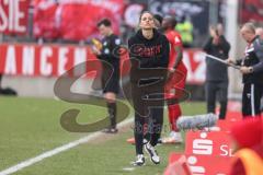 3. Liga; Rot-Weiss Essen - FC Ingolstadt 04; enttäuscht Cheftrainerin Sabrina Wittmann (FCI) an der Seitenlinie, Spielerbank