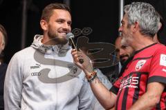 3. Liga; FC Ingolstadt 04 - offizielle Mannschaftsvorstellung auf dem Ingolstädter Stadtfest, Rathausplatz; Pascal Testroet (37, FCI) im Interview mit Stadionsprecher Italo Mele