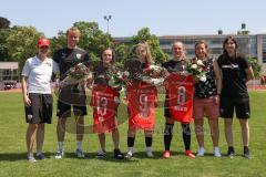 2. Fußball-Liga - Frauen - Saison 2022/2023 - FC Ingolstadt 04 - FCB München II - Verabschiedung von Loretta Lulaj (Nr.9 - FCI Frauen), Alina Mailbeck (Nr.8 - FCI Frauen) und Vanessa Haim (Nr.13 - FCI Frauen) und Philipp Mayr 2voli - Stefanie Hamberger ga