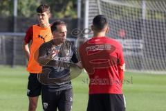 2.BL; FC Ingolstadt 04 - Neuer Cheftrainer Andre Schubert mit Co-Trainer Asif Saric im ersten Training, Co-Trainer Asif Saric (FCI) erklärt Übungen, Nassim Boujellab (8, FCI) Merlin Röhl (34, FCI)