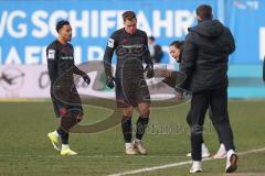 3. Liga - Saison 2025/26 - Hansa Rostock - FC Ingolstadt 04  - Cheftrainerin Sabrina Wittmann (FCI) gibt Anweisungen während einer Unterbrechung - Simon Lorenz (Nr.32 - FCI) - Emilio Kehrer (Nr.44 - FCI) - Foto: Meyer Jürgen