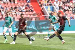 3. Liga; FC Ingolstadt 04 - VfB Lübeck; David Kopacz (29, FCI) zu Pascal Testroet (37, FCI) Tor Jubel Treffer 3:1