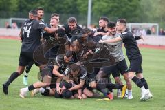 Kreisliga - FC Fatih Ingolstadt - FC Gerolfing - Der 3:2 Führungstreffer durch Emre Erdogan schwarz #5 Fatih Ing - jubel - Die Ersatzspieler laufen auf das Spielfeld - Foto: Jürgen Meyer