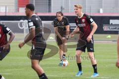 3. Liga; FC Ingolstadt 04 - Trainingsauftakt, Cheftrainer Rüdiger Rehm (FCI) beobachtet Maximilian Neuberger (38, FCI) Justin Butler (31, FCI)