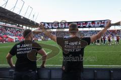 3. Liga; FC Ingolstadt 04 - TSV 1860 München; Sieg Jubel Freude Spiel ist aus 2:1, Spieler bedanken sich bei den Fans, 15 Jahre Supporter feiern mit