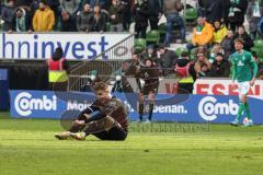 2.BL; SV Werder Bremen - FC Ingolstadt 04; Spiel ist aus Unentschieden, enttäuscht und fertig am Boden Dennis Eckert Ayensa (7, FCI) hinten Merlin Röhl (34, FCI)