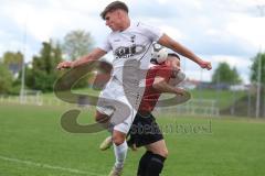 Bezirksliga - Saison 2023/24 - TSV Gaimersheim - SpVgg Kammerberg - Nico von Swiontek Brezinski (Nr.17 - Gaimersheim) - Thomas Eichenseer rot Kammerberg - Foto: Meyer Jürgen