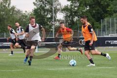 3. Liga; FC Ingolstadt 04 - Trainingsauftakt, Maximilian Neuberger (38, FCI) Neuzugang Pascal Testroet (37, FCI) Felix Keidel (43, FCI)