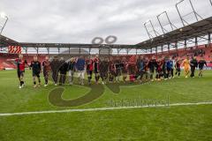 3. Liga; FC Ingolstadt 04 - FC Viktoria Köln; SchanzenGeber-Spieltag, Sieg Jubel Freude, Spieler bedanken sich bei den Fans Tanz