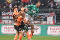 3. Liga; VfB Lübeck - FC Ingolstadt 04; Zweikampf Kampf um den Ball Felix Keidel (43, FCI) Simon Lorenz (32, FCI) Akono Cyrill ( VfB)