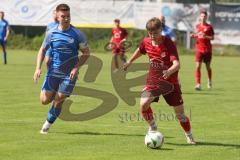 Kreisliga - Saison 2025/26- SV Hundszell - SV Zuchering - Lukas Schmidtner rot Zuchering - Christoph Handl blau Hundszell - Foto: Meyer Jürgen