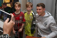 3.Liga - Saison 2022/2023 - FC Ingolstadt 04 -  - Fantreffen im Sporttreff - Torwart Markus  Ponath (Nr.40 - FCI) mit Fans und gibt Autogramme - Foto: Markus Banai