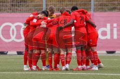 A - Junioren Bundesliga Süd/Südwest -  Saison 2021/2022 - FC Ingolstadt 04 - Heidenheim - Die Mannschaft bildet einen Kreis vor dem Spiel - Foto: Meyer Jürgen