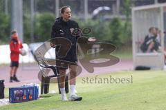 Relegation 2 - U17 - SSV Jahn Regensburg - FC Ingolstadt 04 - Cheftrainerin Sabrina Wittmann (FCI) gibt Anweisungen