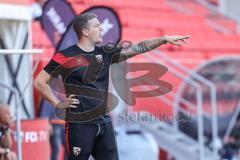 2. Frauen-Bundesliga; FC Ingolstadt 04 - SC Sand; Cheftrainer Benjamin Stolte (FCI) an der Seitenlinie, Spielerbank