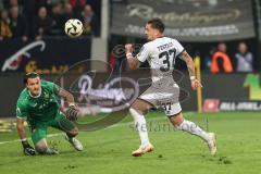 3. Liga; Dynamo Dresden - FC Ingolstadt 04; Torchance verpasst Pascal Testroet (37, FCI) Torwart Schreiber Tim (1 DD)