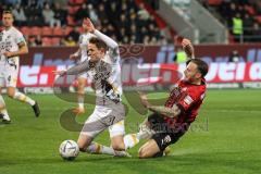 3. Liga; FC Ingolstadt 04 - Dynamo Dresden; Torchance Patrick Schmidt (9, FCI) Zweikampf Kampf um den Ball Hauptmann Niklas (27 DD)