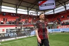 2.BL; FC Ingolstadt 04 - FC Hansa Rostock; Spiel ist aus, 0:0 unentschieden, das Team verabschiedet sich im letzten Heimspiel von den Fans, Banner mit Trikots, Stefan Kutschke (30, FCI) verschenkt sein Trikot