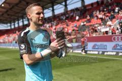 3. Liga; FC Ingolstadt 04 - SV Elversberg; Spieler bedanken sich bei den Fans, Torwart Marius Funk (1, FCI)