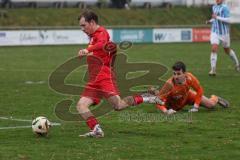Kreisliga - Saison 2025/26- TSV Kösching - FC Sandersdorf - Benedikt Schneeberger rot Kösching geht allein auf den Torwart Philipp Gier Sandersdorf zu und vergibt einen 100%ige  Chance - XXXXX - Foto: Meyer Jürgen