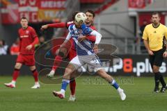 3. Liga - Saison 2025/26 - FC Ingolstadt 04 - Energie Cottbus - Carlsen Frederic Bennedsgaard (Nr.8 - FCI) - Dominik Pelivan (Nr.5 - FC Energie Cottbus) - Foto: Meyer Jürgen