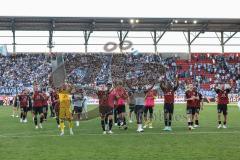 3. Liga; FC Ingolstadt 04 - TSV 1860 München; Sieg Jubel Freude Spiel ist aus 2:1, Spieler bedanken sich bei den Fans, Torwart Marius Funk (1, FCI) Mladen Cvjetinovic (19, FCI) Michael Udebuluzor (44, FCI) Daouda Beleme (9, FCI) Felix Keidel (43, FCI) Jer