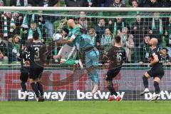 2.BL; SV Werder Bremen - FC Ingolstadt 04; Torwart Dejan Stojanovic (39 FCI) hält Ömer Toprak (21 Bremen)