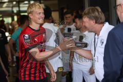 3. Liga; FC Ingolstadt 04 - SV Elversberg; Vorsitzender des Vorstandes Peter Jackwerth (FCI) begrüßt Tobias Bech (11, FCI)