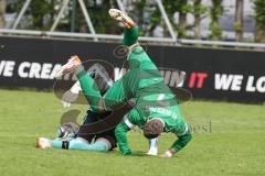 Bezirksliga - Saison 2024/25 - FC Gerolfing - SV Waldeck-München - Florian Grosz (Nr.7 - FC Gerolfing) - Fabian Fahr Torwart Waldeck - Foto: Meyer Jürgen