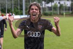 Relegation 2 - U17 - SSV Jahn Regensburg - FC Ingolstadt 04 - Spiel ist aus, 1:1 Ingolstadt steigt in die Bundesliga U17 auf, Jubel Party Feier, Team läuft aufs Spielfeld zum Gratulieren, Benjamin Causevic (10 FCI)