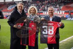 3. Liga; FC Ingolstadt 04 - FC Viktoria Köln; Aktion Schanzengeber Spieltag, Trikotsponsoren verzichten auf Logo, Geschäftsführers Dietmar Beiersdorfer (FCI Sport Kommunikation) Dr. Ute Röding, Ivan Wyberal (PROSIS)